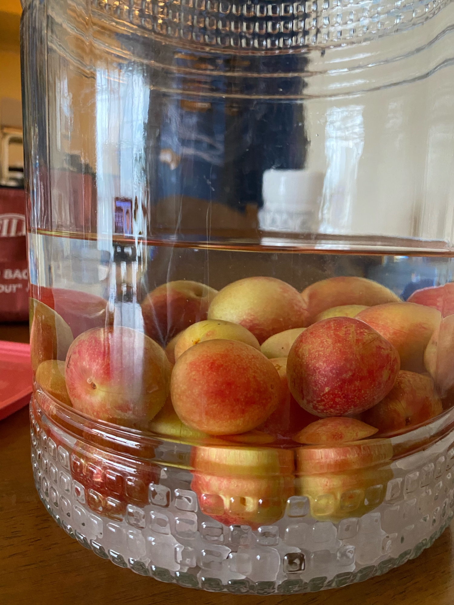 ガラス瓶にすももと氷砂糖が入っている様子