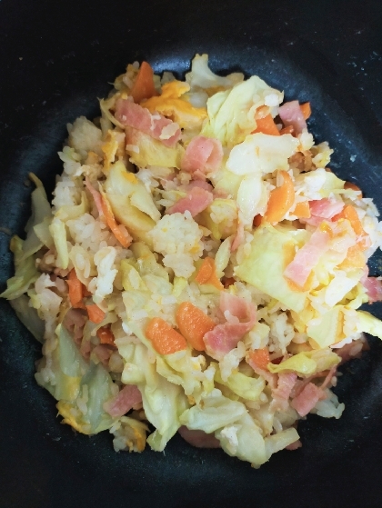 ウインナーとキャベツと卵のチャーハン＊