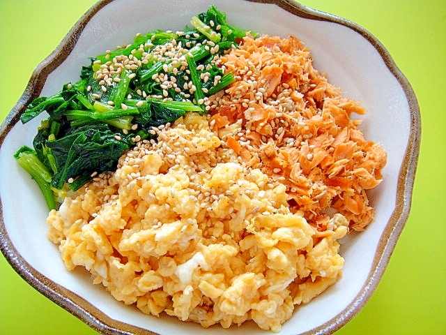 鮭フレークと卵ほうれん草の3色丼