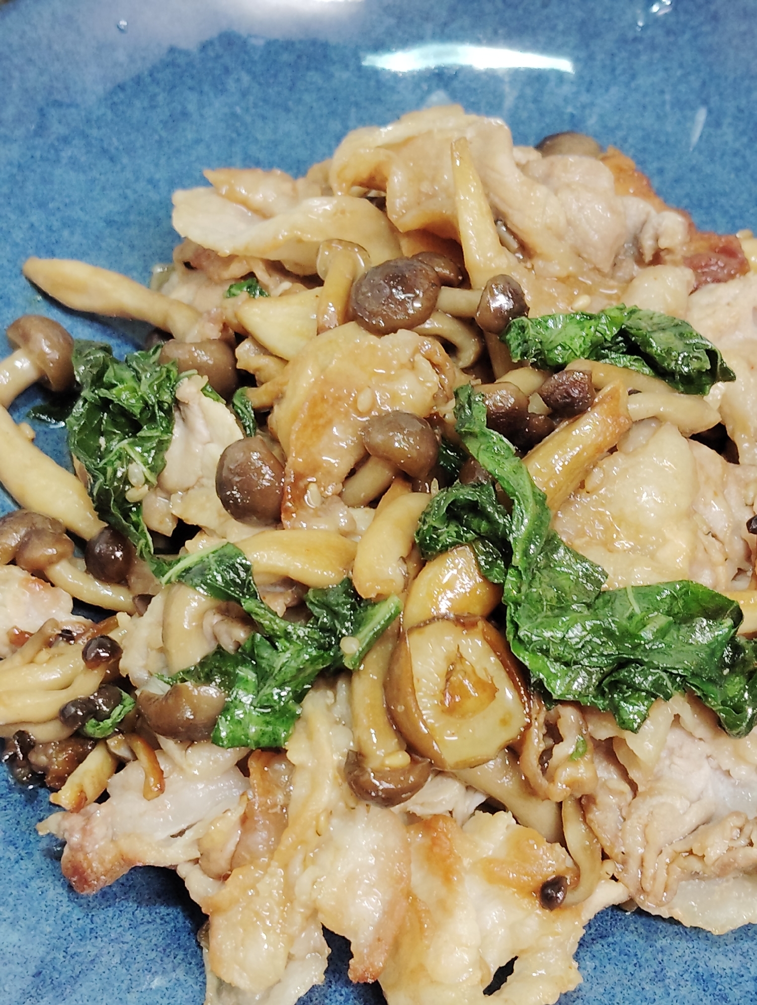 豚肉としめじのタレ炒め　えごまの葉入り