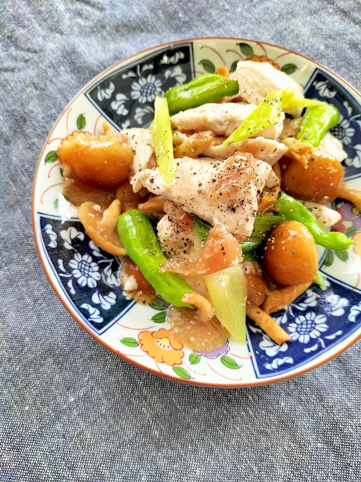 柄皿にのせられた鶏むね肉となめこの梅ししとう炒め