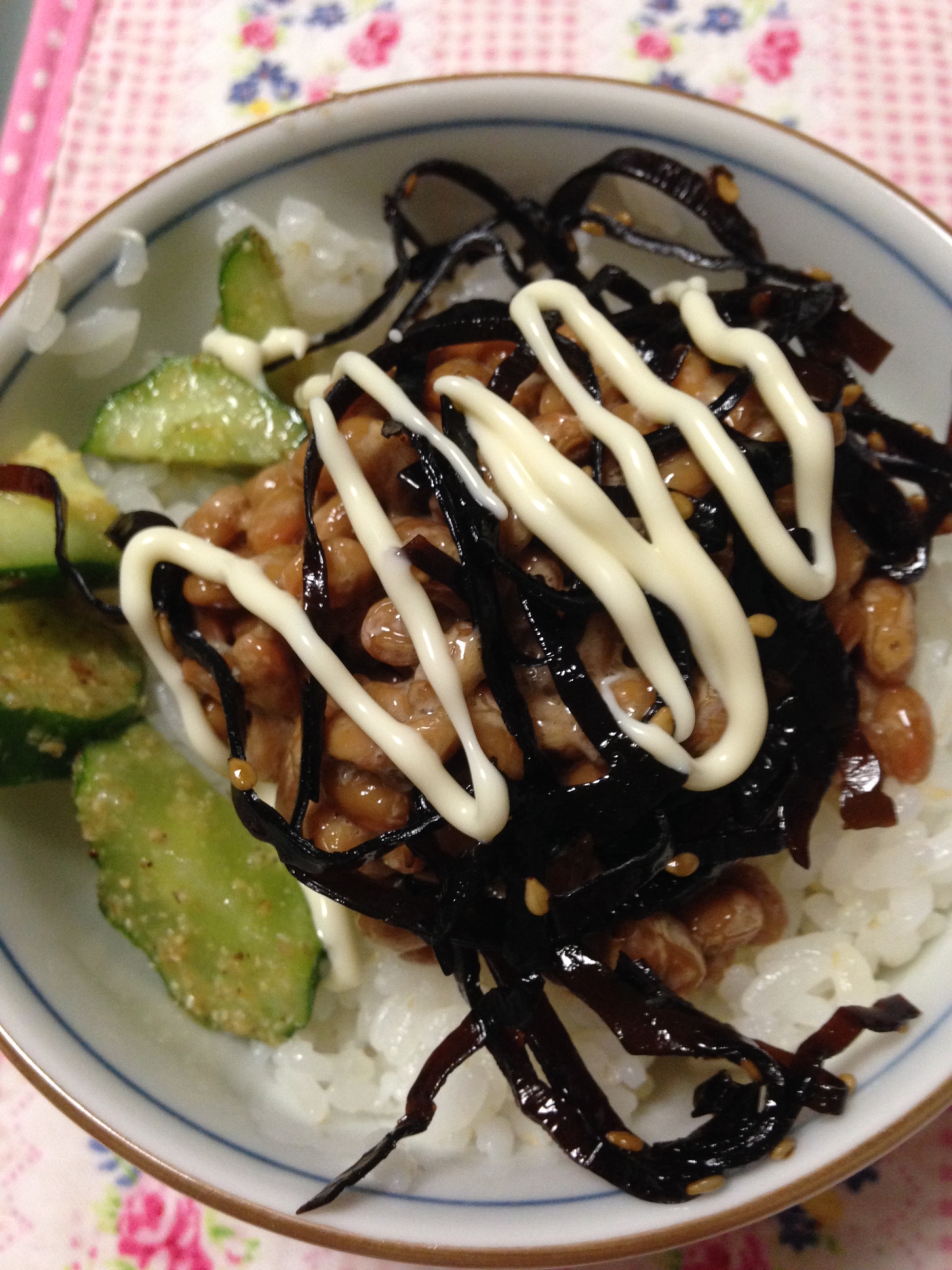 きゅうりのごまあえと納豆ゴマ昆布丼