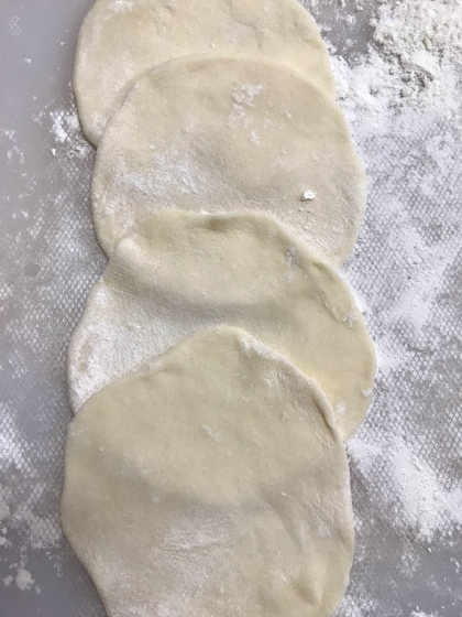 餃子を手作りしたのですが、具が余ってしまって皮を作ってみようと思い、検索してたら、少量だけ作れるこのレシピを見つけ助かりました。