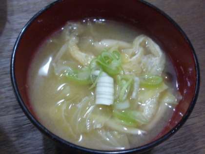 しめじと千切りキャベツのお味噌汁