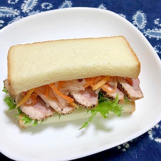 合鴨パストラミとフリルアイスレタスのサンドイッチ