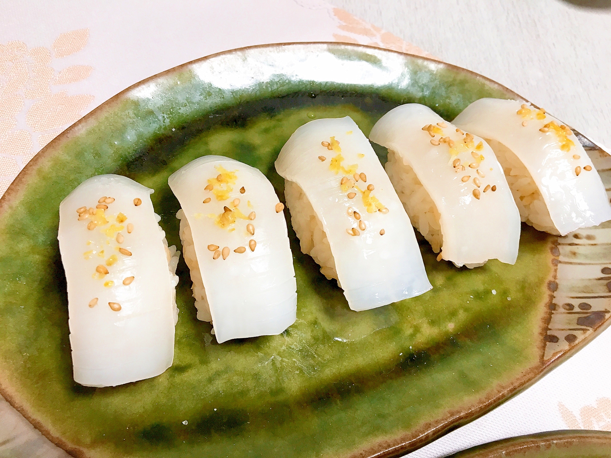 塩で食べるイカ寿司 胡麻とレモン香る爽やかな味わい レシピ 作り方 By Rosemary 楽天レシピ 塩で食べるイカ寿司 胡麻とレモン香る爽やかな味わい レシピ 作り方 By Rosemary 楽天レシピ