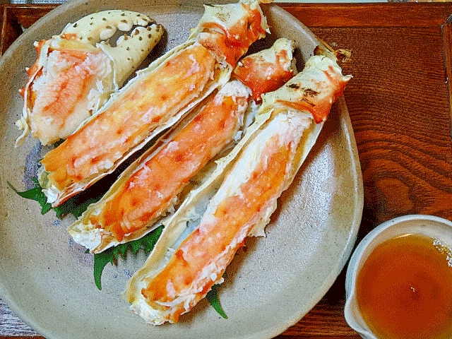 茶色いお皿に盛り付けられた焼きガニ