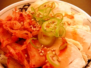 白い器に盛られた茹で鶏のキムチ丼