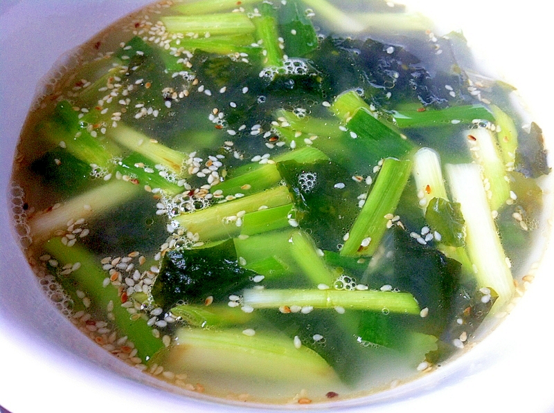 にんにくの葉とわかめの中華風スープ