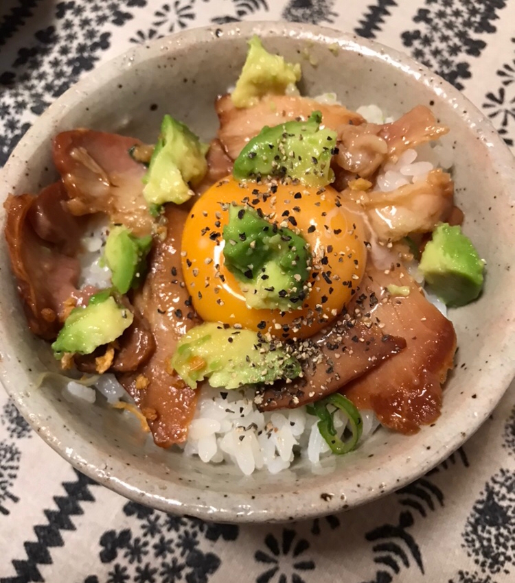 チャーシューとアボカドの卵黄のっけ丼