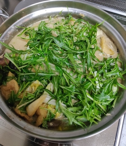 肉の代わりに揚げを入れ、昆布だしを入れてヴィーガンで作りました。余っていた水菜も入れたらおいしかったです＾＾