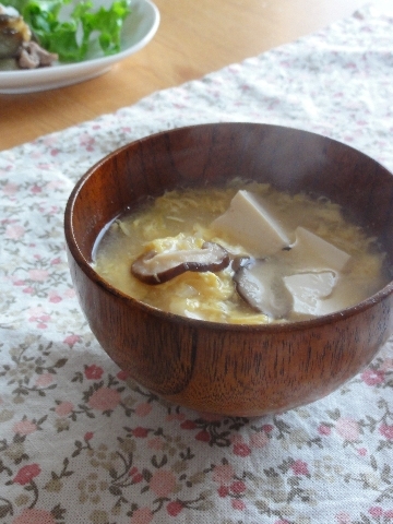 ふんわり卵にお豆腐がおいしい(^O^)豆腐たっぷりで食べるみそ汁になってしまいましたが、それもまた好きです♡