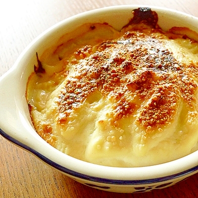 白いグラタン皿の中の肉じゃがグラタン