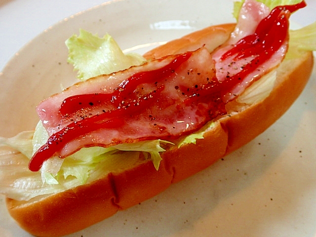 ケチャペッパーで　レタスとベーコンの味付ロールパン