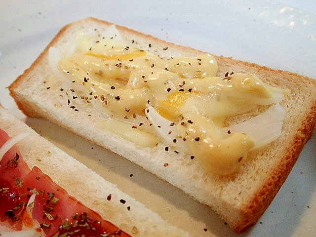 玉ねぎとチーズのタルタル・ペッパートースト