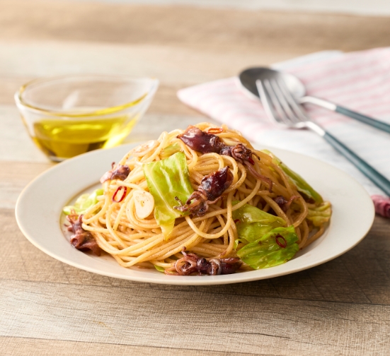 白い皿に入ったホタルイカの沖漬けとキャベツのパスタ