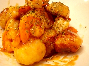 白いお皿に盛り付けられた小芋とエビのほうば味噌炒め