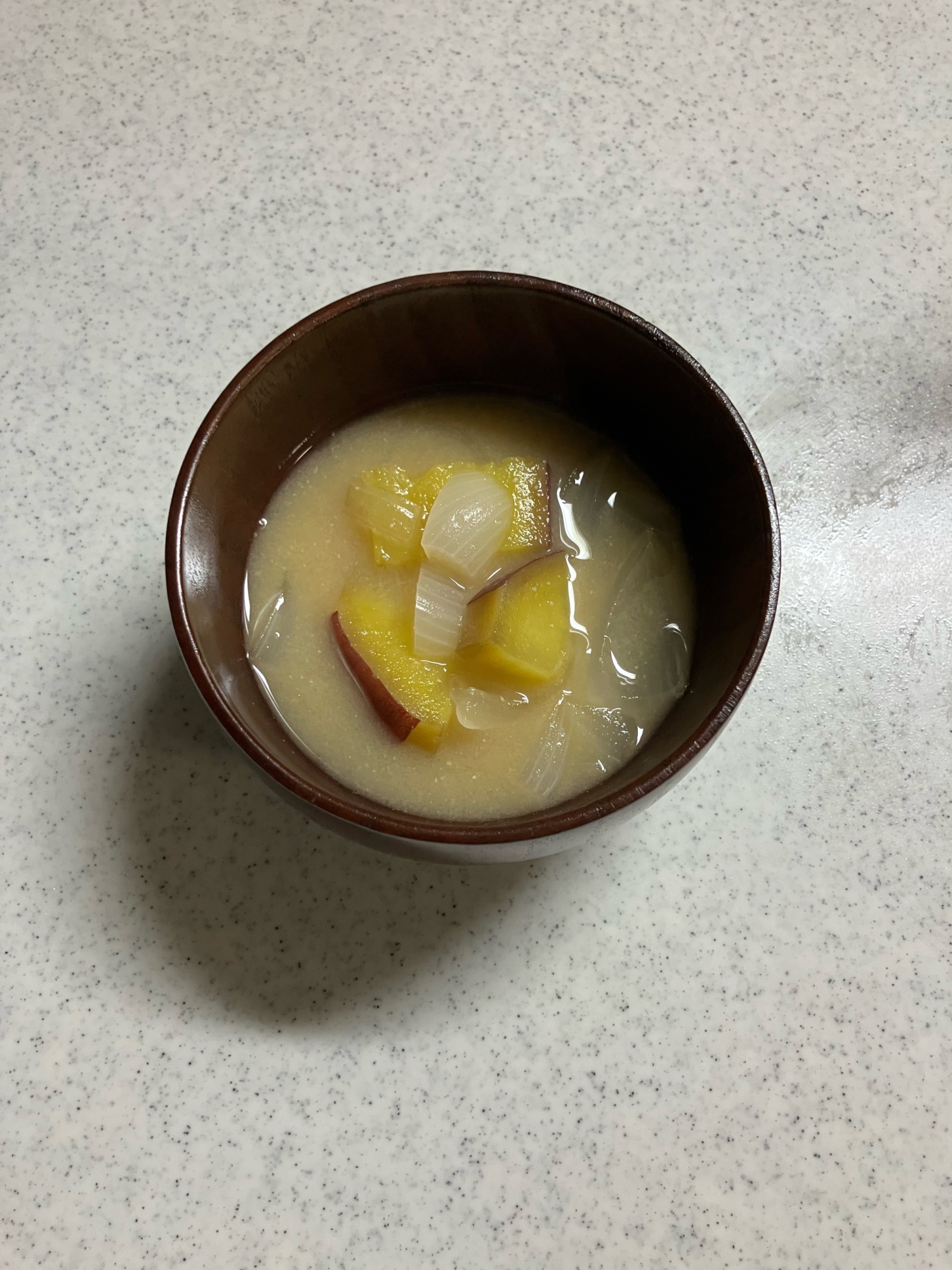 さつまいもと新玉ねぎの味噌汁