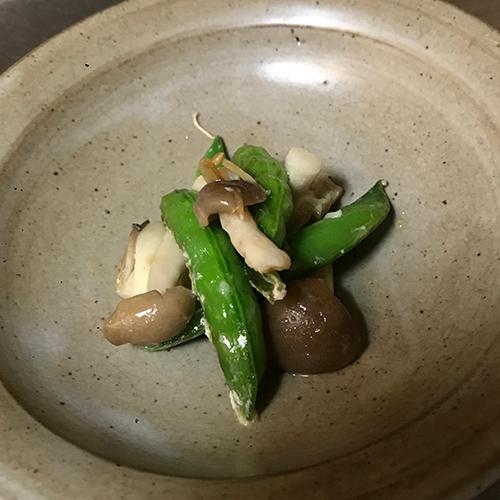 しめじとスナップえんどうの炒め物