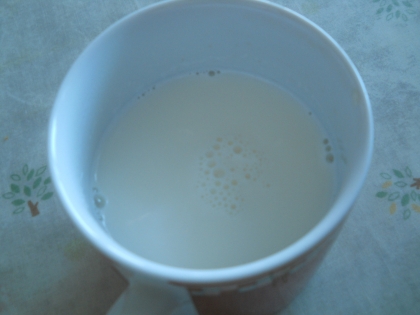 温かい、ハチミツ牛乳を作りました♪
ほんのり甘くて、牛乳のやさしい香り、暑さで疲れた体をいやしてくれました♡
ほっ（*^_^*）