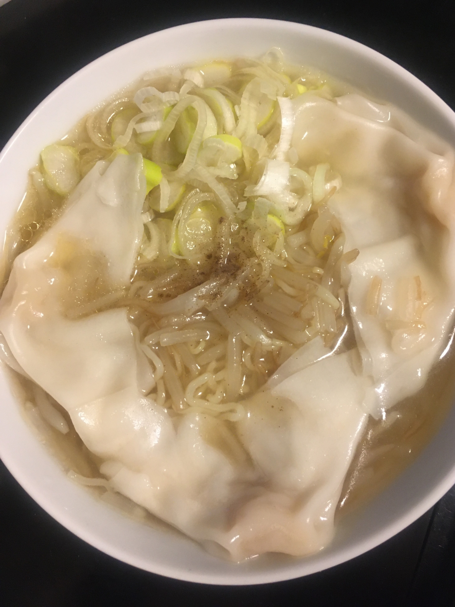 もやしとネギのワンタンラーメン