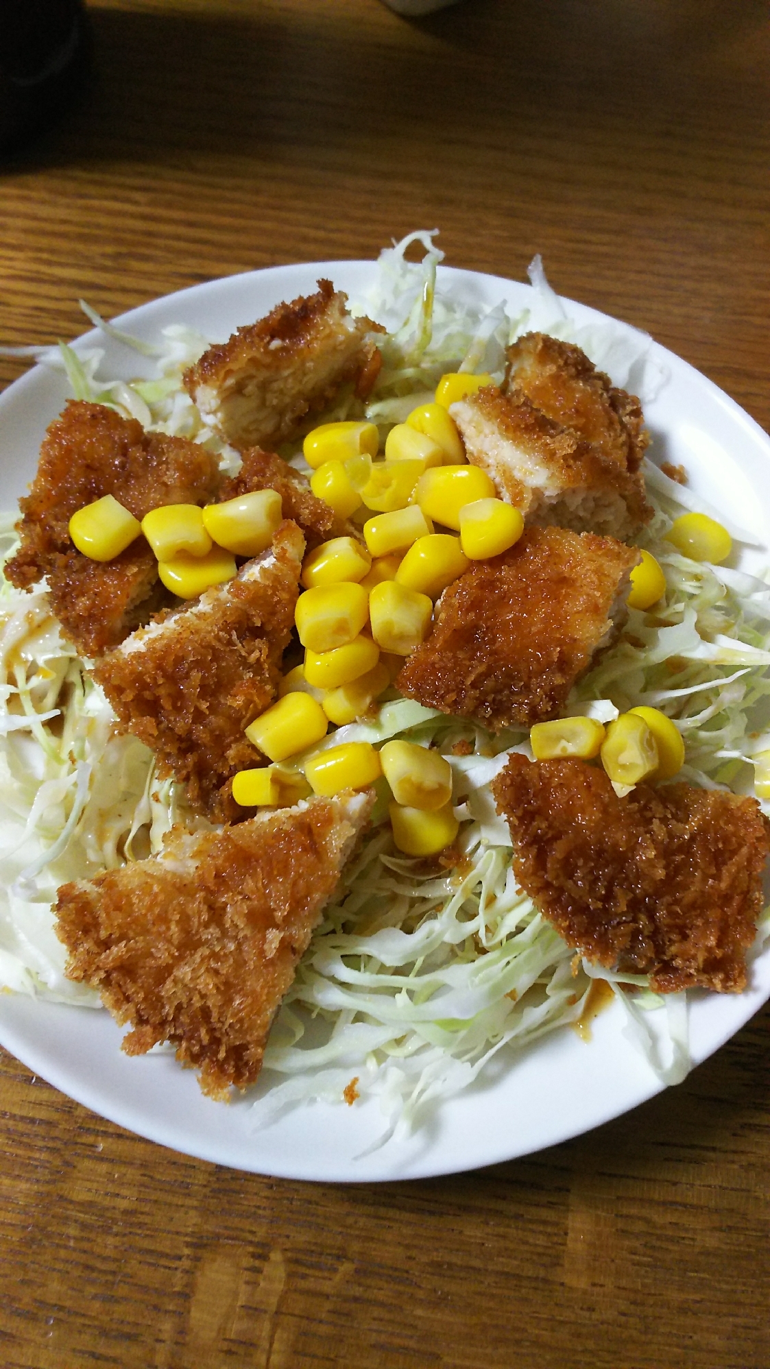 チキンカツとコーン、キャベツのサラダ