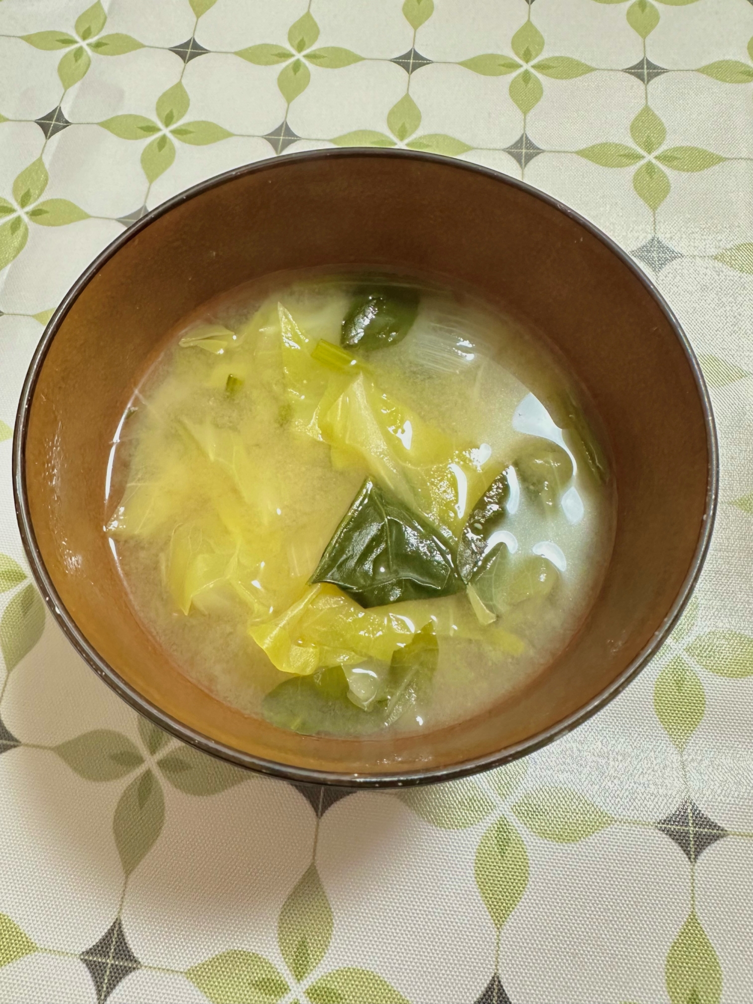 キャベツ、玉ねぎ、ほうれん草の味噌汁