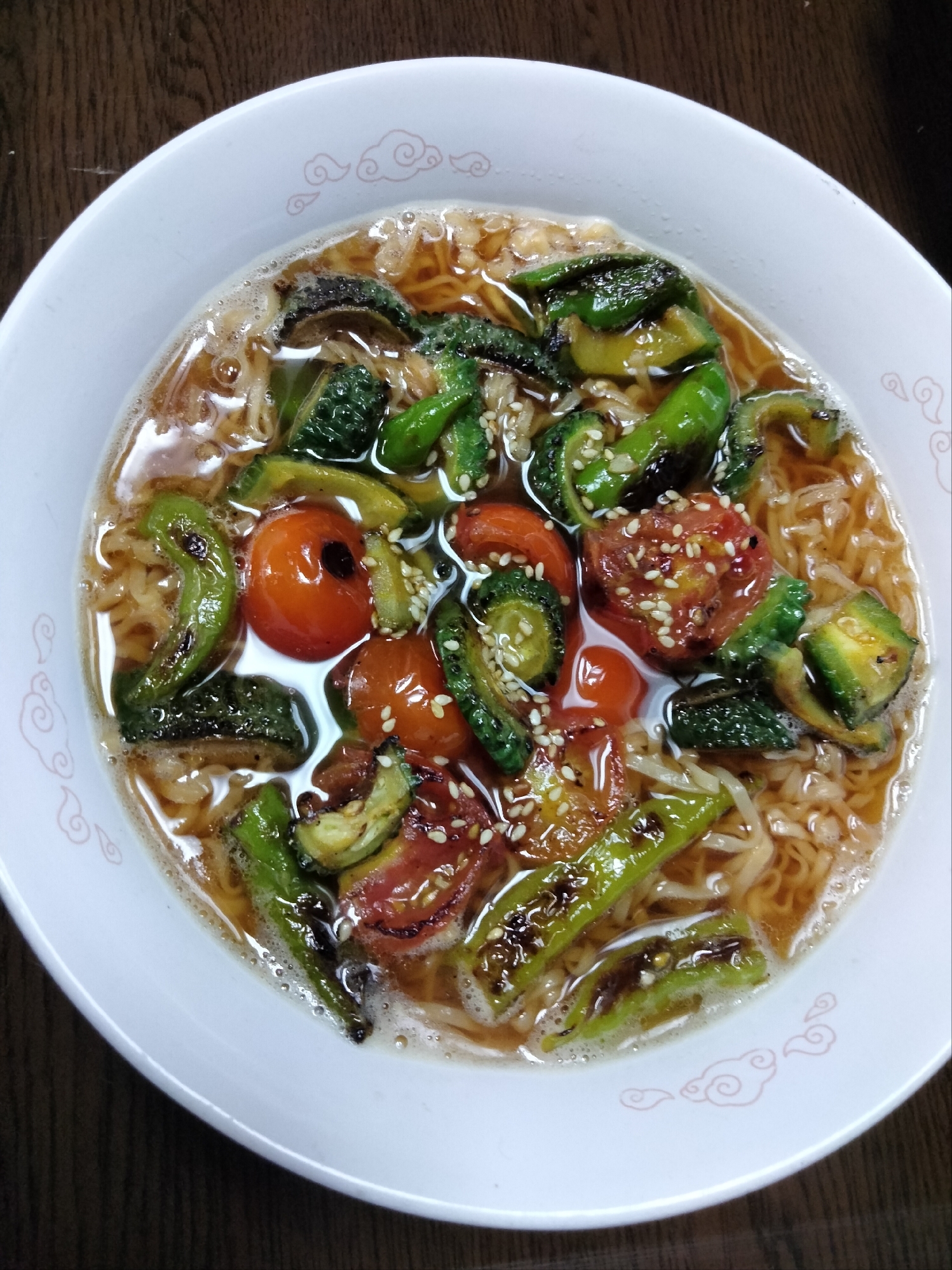 チキンラーメン 炒めた夏野菜たっぷりのせて