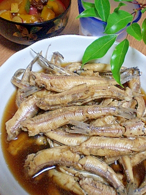 白い皿に盛りつけられたキスの煮付け