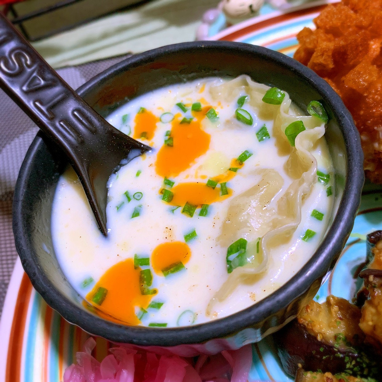 餃子入りの冷たい豆乳スープ