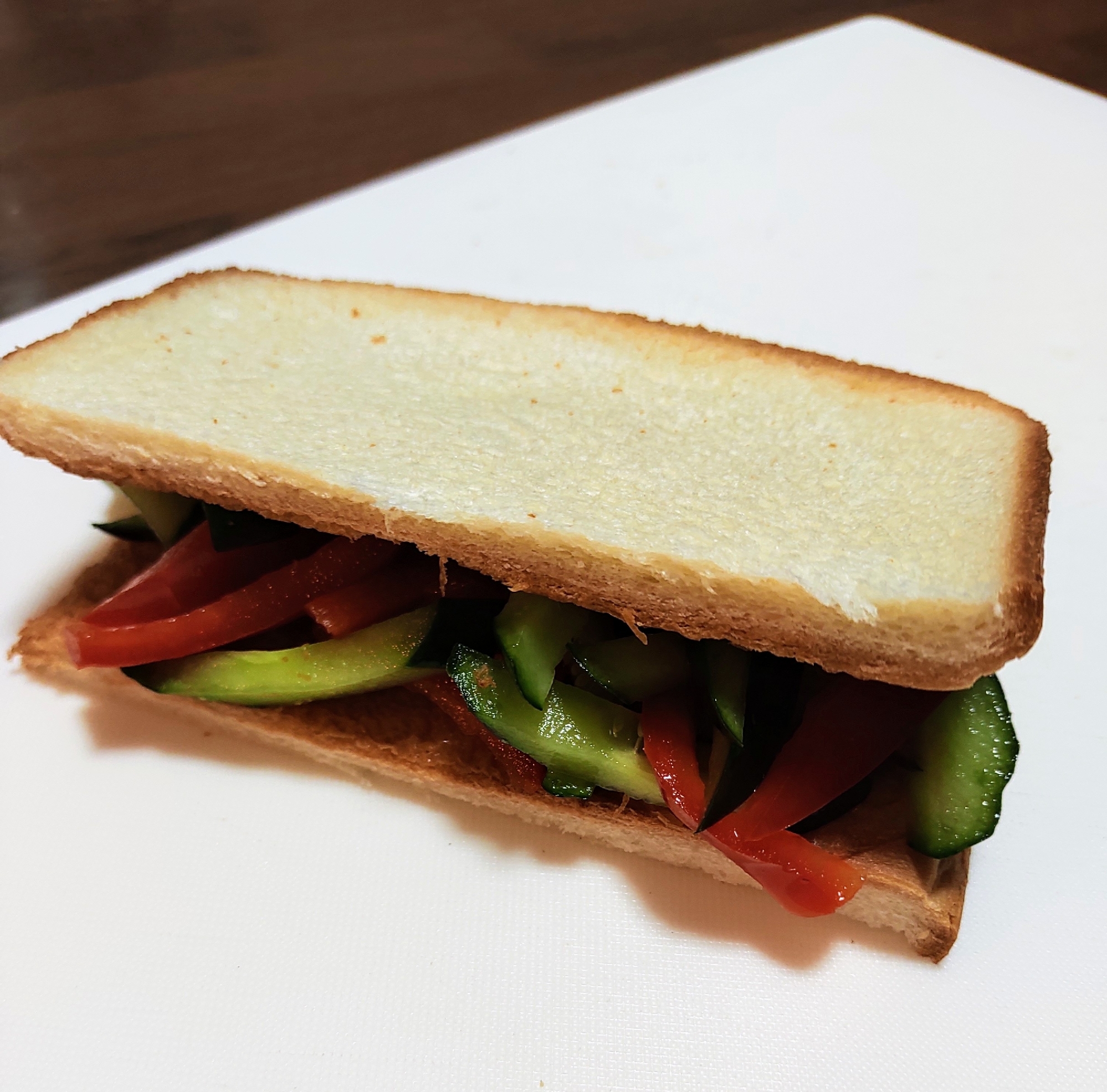 パンの端っこで作る野菜サンド