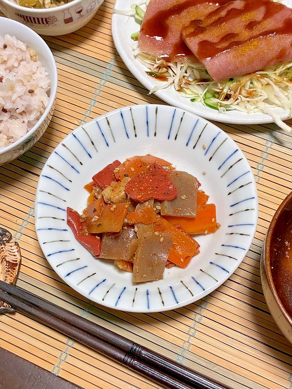 ハジメマシテの赤こんにゃく普通のと人参と炊いてみた