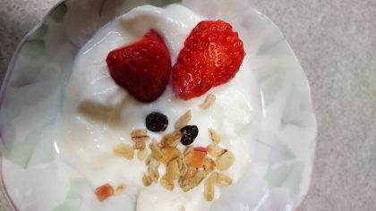 いちごとフルグラのヨーグルト