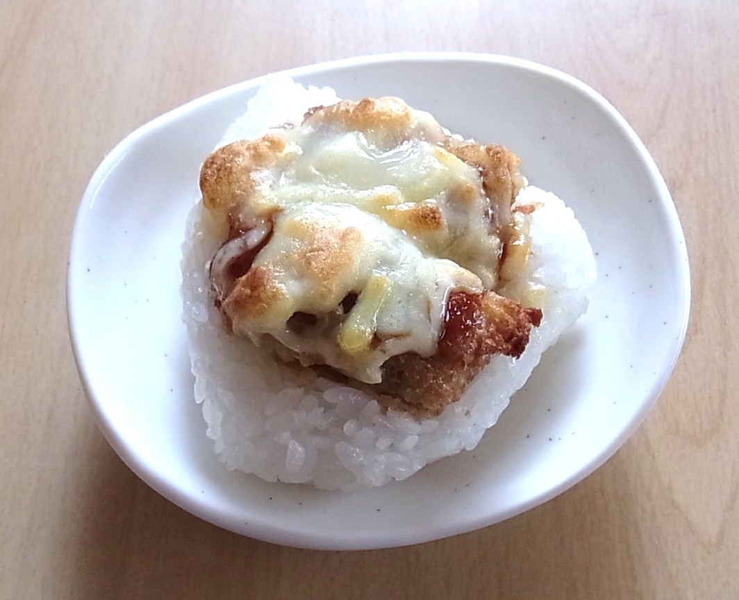 北海道　とんかつのチーズのせ焼きおにぎり