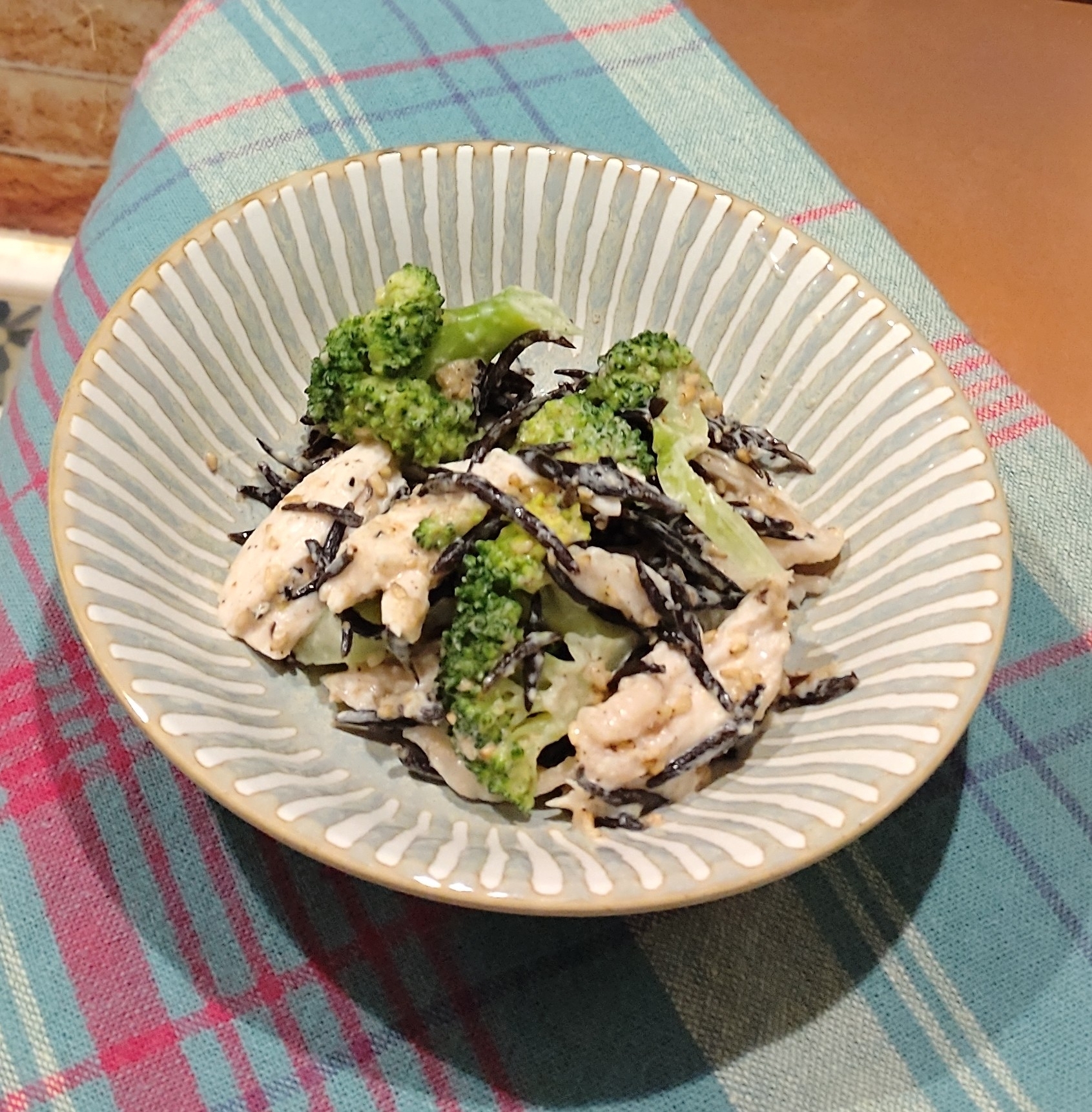 サラダチキンとブロッコリーのひじき胡麻サラダ