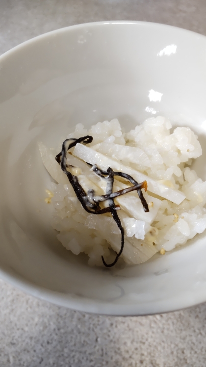 大根と塩昆布とごまとマヨごま油サラダのせご飯