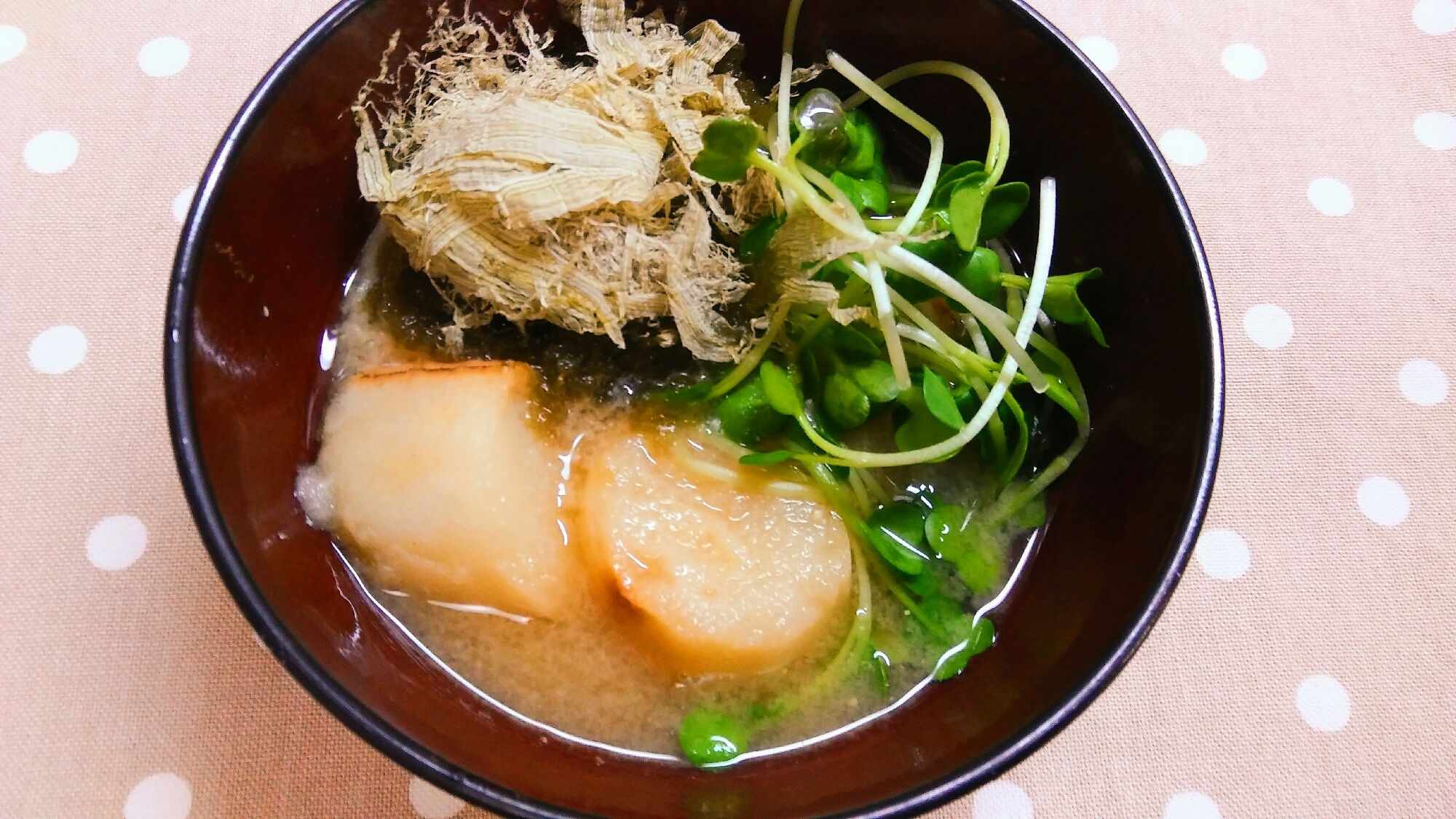 麩とカイワレ大根ととろろ昆布の味噌汁