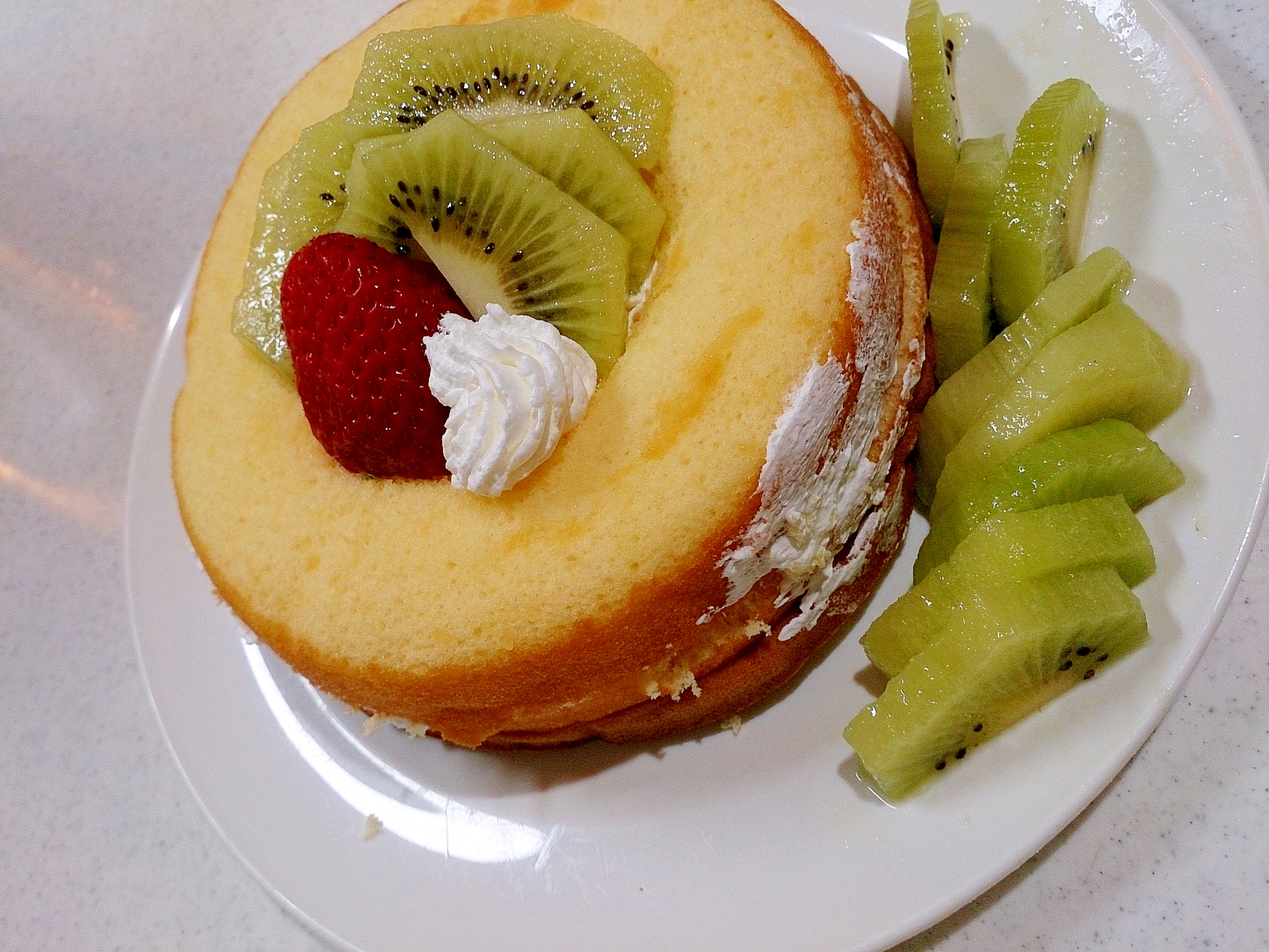 ヤマザキ菓子パンでデコ風ホイップ＆フルーツケーキ