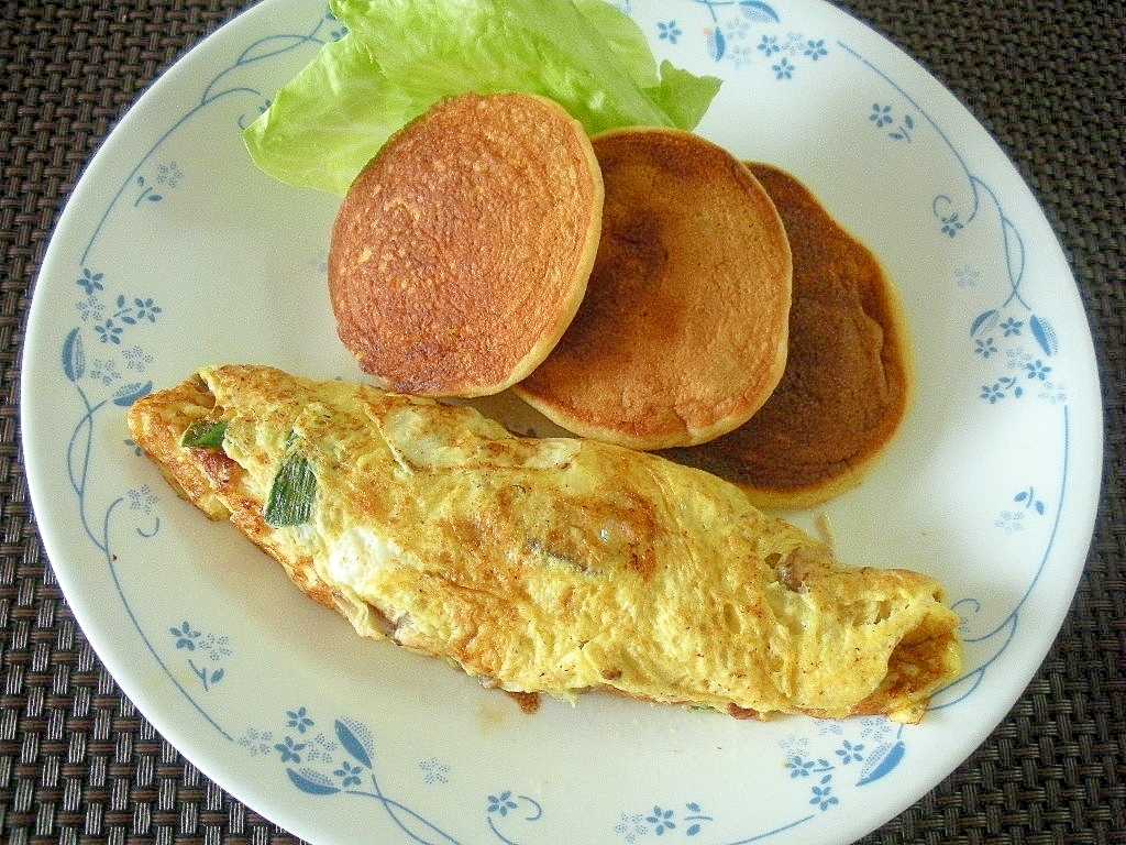 ニラ入りオムレツと大豆粉パンケーキの朝食♪