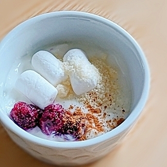 ブルーベリーと国産チーズがけヨーグルト