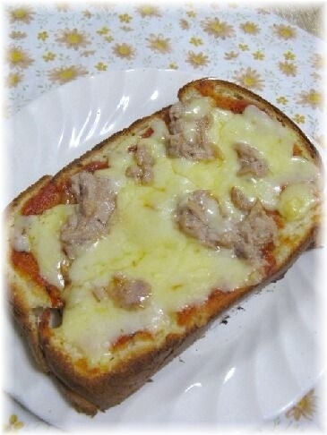 チーズがこんがり、ツナのピザトースト美味しかったです（。_。）
朝食にさきほど焼いていただきました～♪チーズの焼けるいい香りに、家族が起きてきています～＾＾*