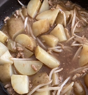 もやしとジャガイモと豚ミンチカレー丼