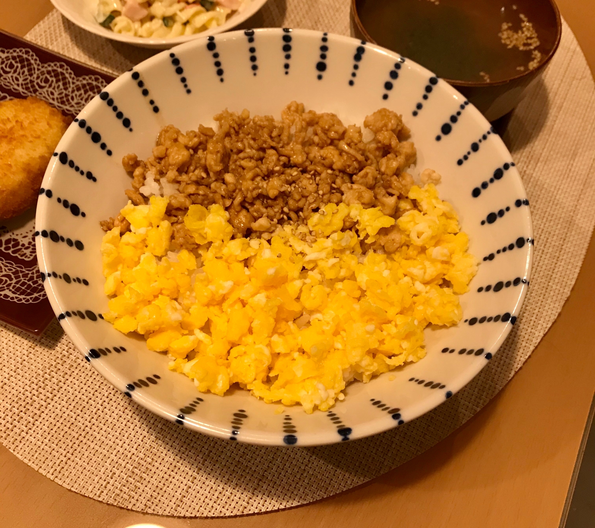 鶏そぼろと炒り卵の2食丼