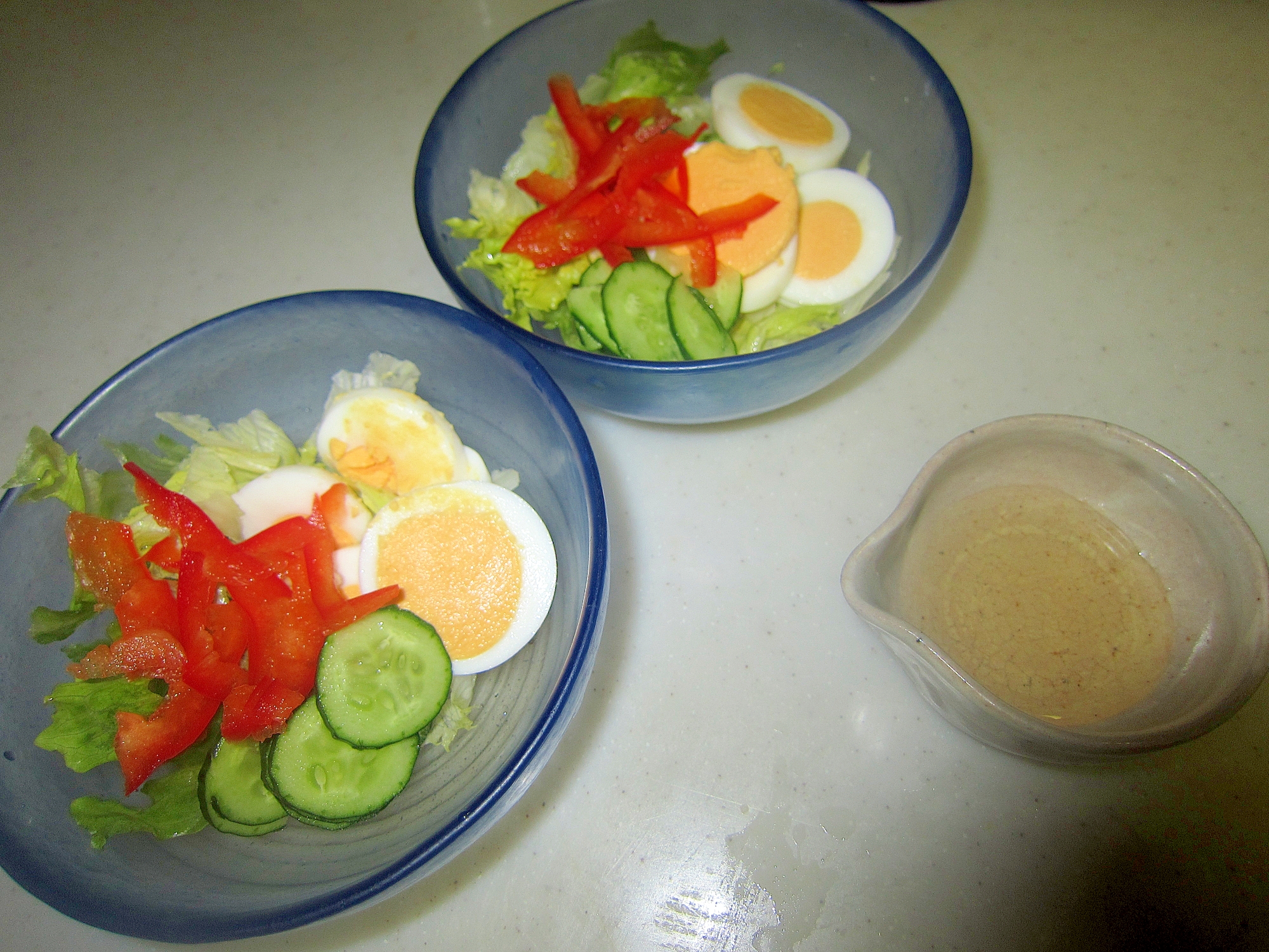 胡瓜とパプリカとゆで卵のレタスサラダ