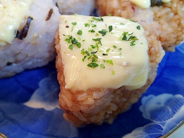 醤油風味　チーズとあおさの雑穀焼きおにぎり