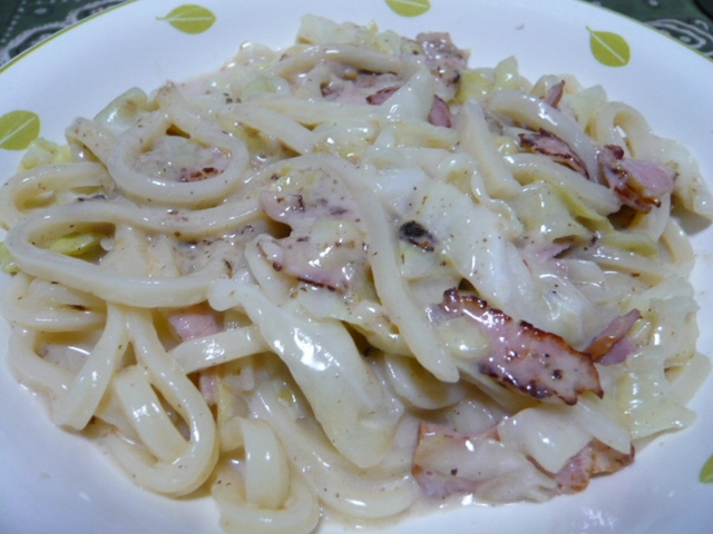 冷凍うどんでベーコンキャベツクリームうどん