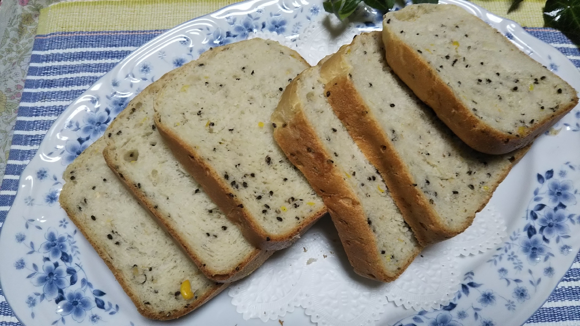 ホームベーカリーで♪コーンとごま入り食パン☆