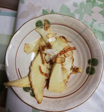 木の芽はなかったので飾ってないですが、たけのこに、バター、醤油味がついて、いつも煮物にしていたので、炒めるのも美味しかったです。