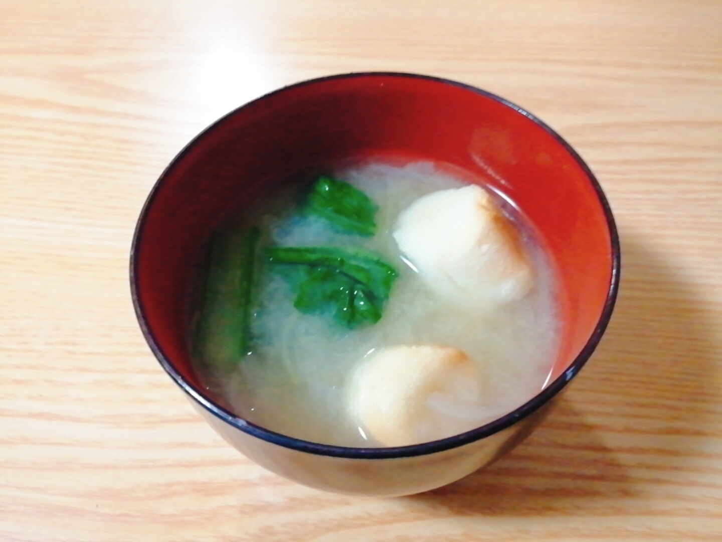 小松菜と玉ねぎと麩の味噌汁