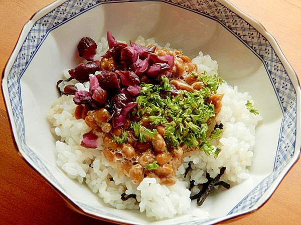５分！青紫蘇の実で彩り綺麗❤納豆ご飯♪（芥子抜き）